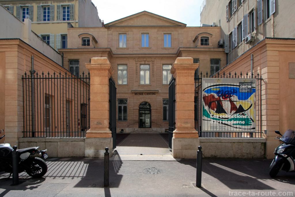 Entrée du bâtiment du Musée Cantini de Marseille