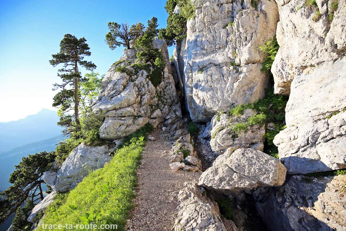 La Cheminée du Paradis de la Dent de Crolles : passage entre les rochers sur le sentier par le Trou du Glaz