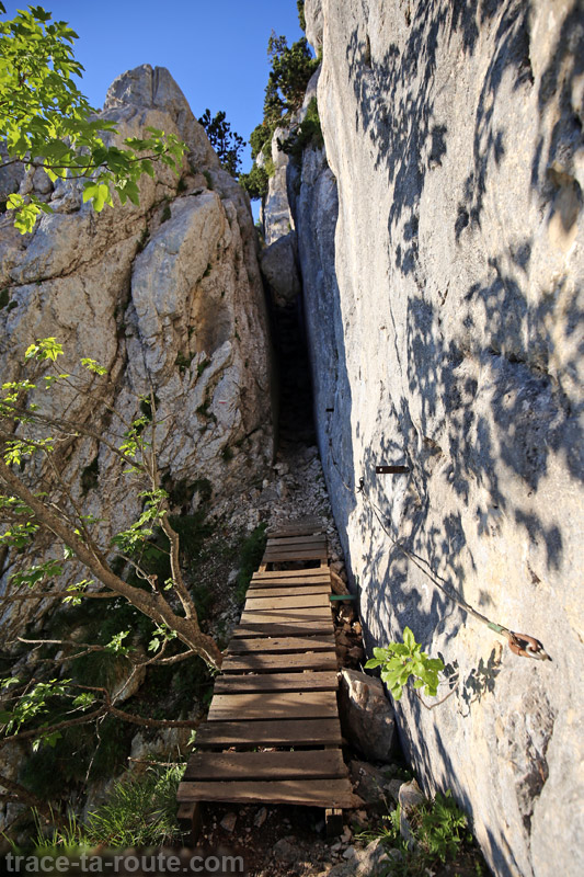 La Cheminée du Paradis de la Dent de Crolles : passage entre les rochers sur le sentier par le Trou du Glaz