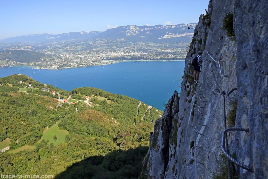 Vue sur le Lac du Bourget et Aix-les-Bains depuis la via ferrata de la Dent du Chat Roc du Cornillon - parcours Primevère à Oreille d'Ours