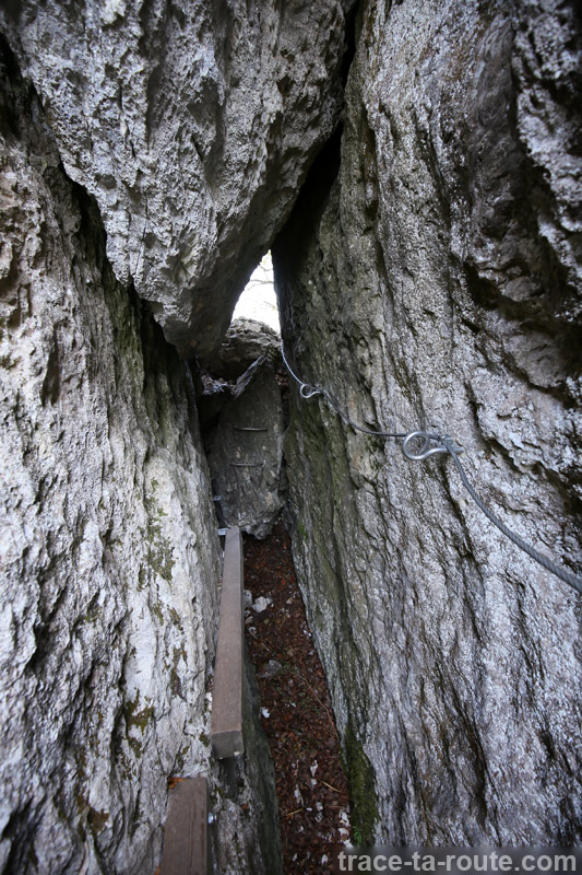 Passage tunnel via ferrata Roc du Cornillon Dent du Chat - parcours Primevère à Oreille d'Ours