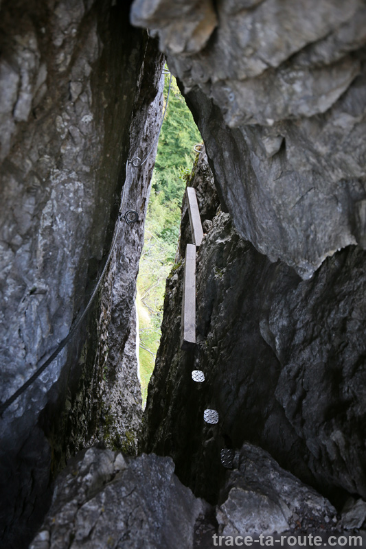 Passage tunnel via ferrata Dent du Chat Roc du Cornillon - parcours Primevère à Oreille d'Ours