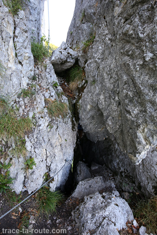 Sortie passage tunnel via ferrata Roc du Cornillon Dent du Chat - parcours Primevère à Oreille d'Ours