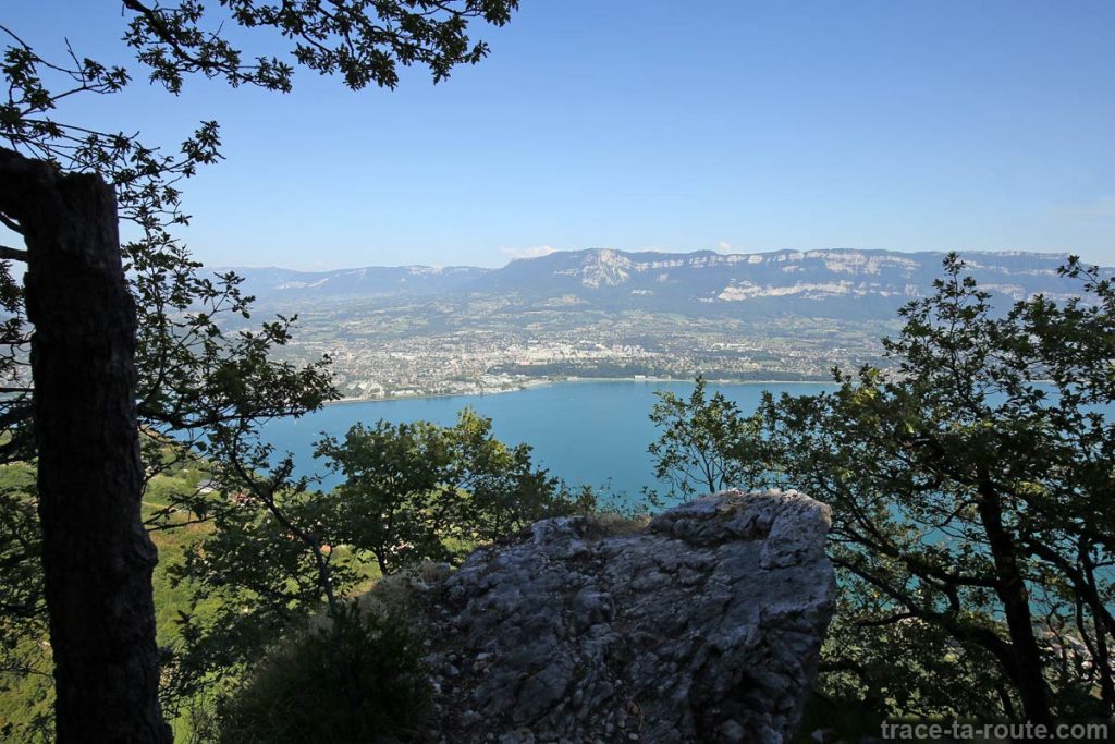 Vue sur Aix-les-Bains, le Lac du Bourget et Le Revard depuis la via ferrata Dent du Chat Roc du Cornillon - parcours Primevère à Oreille d'Ours