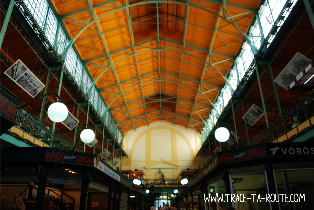 Intérieur d'un marché couvert de Budapest - Blog Voyage Trace Ta Route