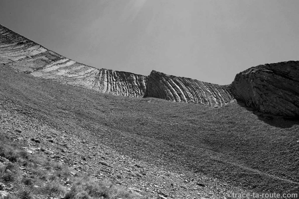 Strates géologiques dans le pierrier du Mont Charvin