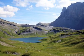 Le Lac d'Anterne avec le Col d'Anterne et la Pointe d'Anterne en fond