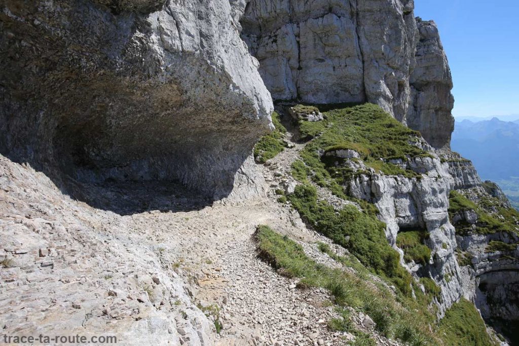 Sentier étroit le long de la falaise à La Tournette