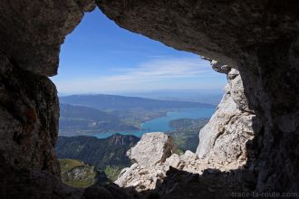 Le Lac d'Annecy à travers le trou au sommet de La Tournette