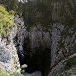 Trou au bord du sentier de randonnée vers la Grotte de l'Enfer depuis le sommet du Parmelan