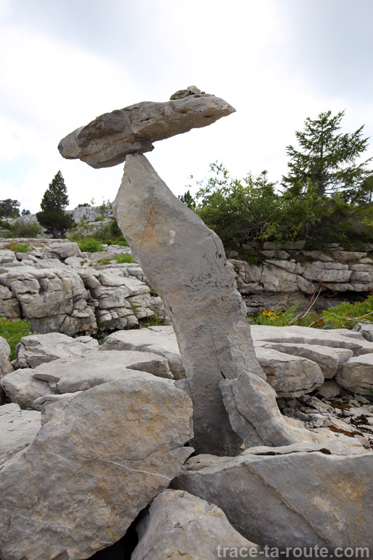 Sculpture de pierres en équilibre sur le Plateau du Parmelan