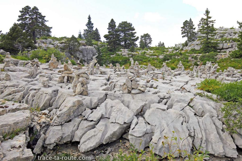 Cairn sur le champ de sculptures de pierres du Plateau du Parmelan