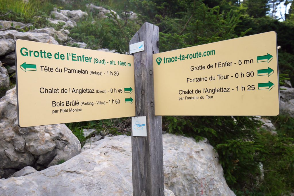 Panneau itinéraires de randonnée vers la Grotte de l'Enfer ou Chalet de l'Anglettaz, au Parmelan