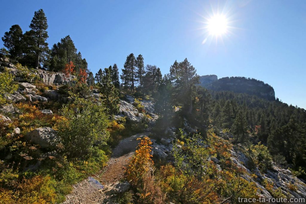 Sentier de randonnée au Sommet du Parmelan par le Petit Montoir à l'automne