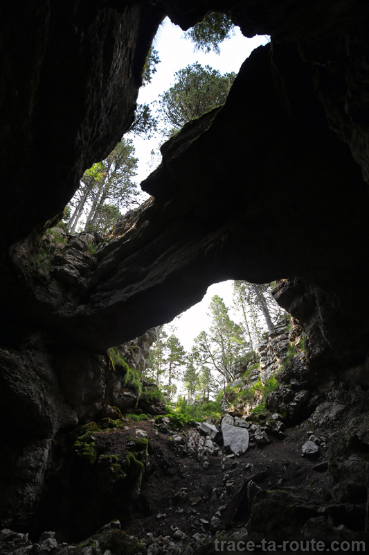 Pont à l'entrée d'une grotte au Parmelan