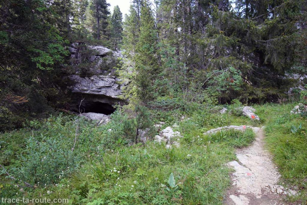 Caverne au bord du sentier de randonnée du plateau du Parmelan