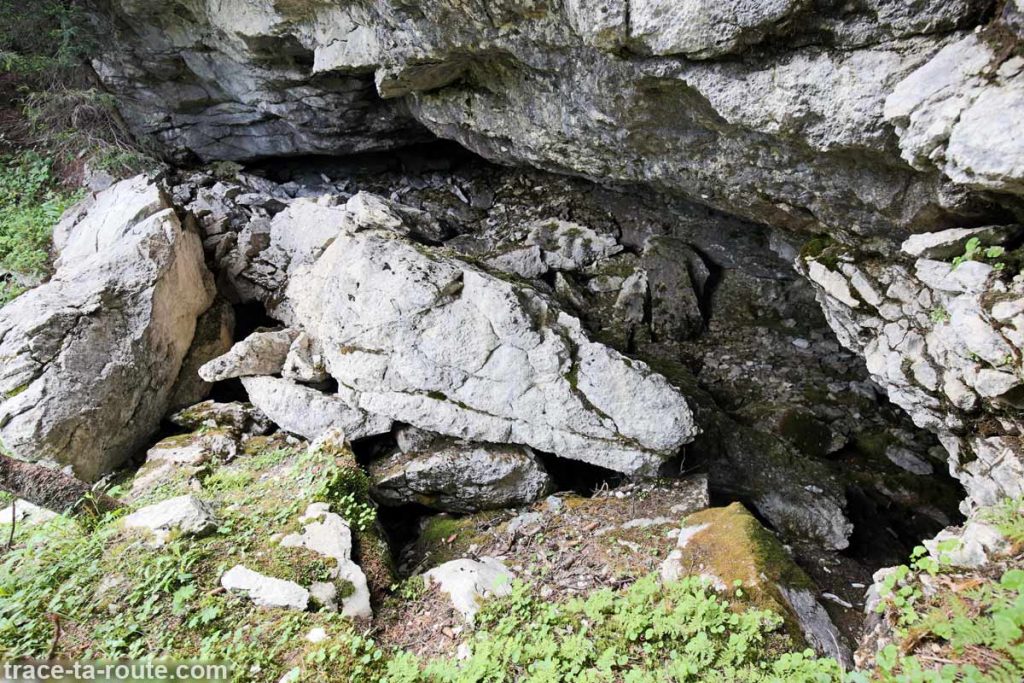 Caverne au bord du sentier sur le plateau du Parmelan