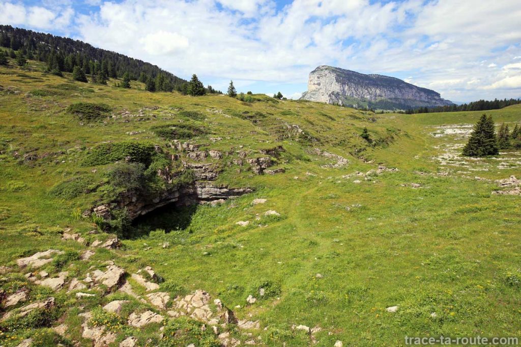 Trou du Ragne sur le Plateau de l'Alpe, en Chartreuse, avec le Granier en fond