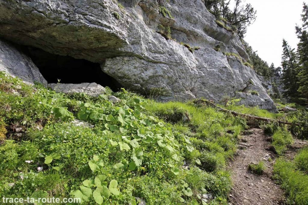Entrée de la grotte sur le sentier de randonnée vers le sommet du Pinet (Chartreuse)