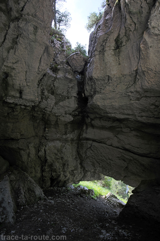 Intérieur de la grotte sur le sentier de randonnée vers le sommet du Pinet (Chartreuse)