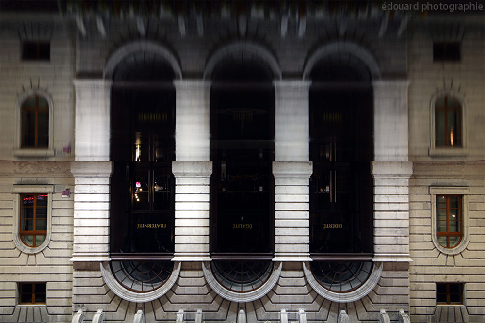 Reflet dans le bassin de l'Hotel de Ville d'Annecy (mairie) - édouard photographie © Trace Ta Route