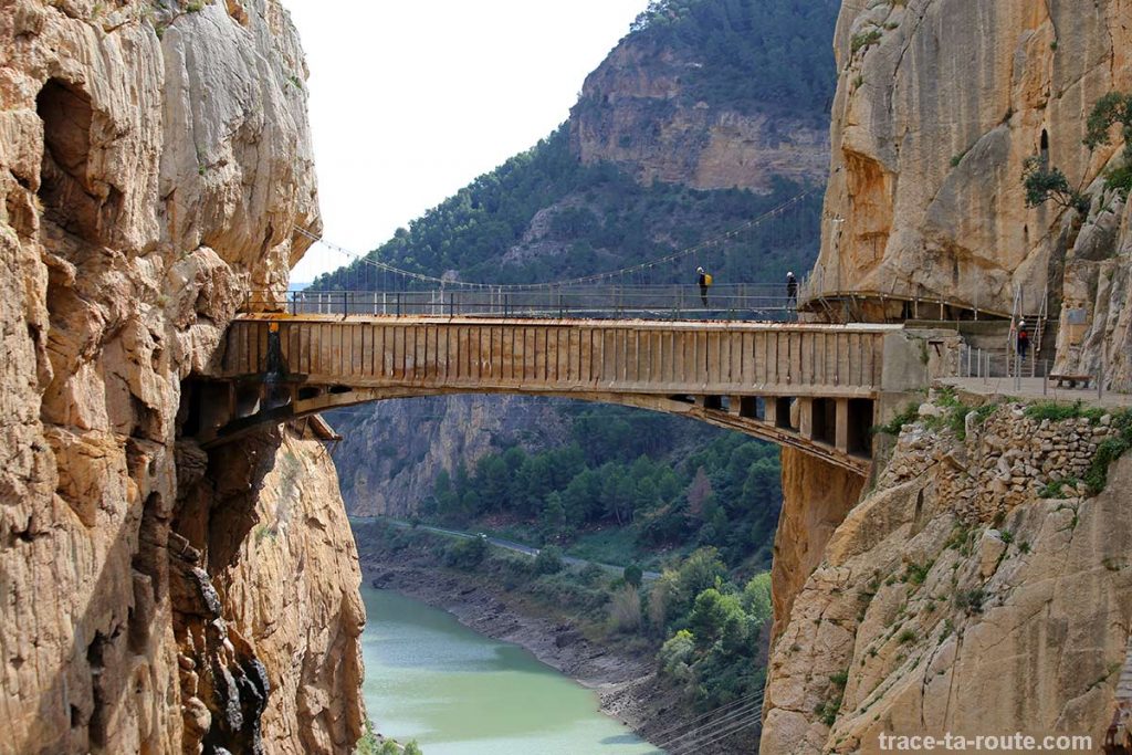 Pont suspendu au-dessus du défilé de los Gaitanes du Caminito del Rey - El Chorro Andalousie Espagne Andalucia Espana Spain mountain bridge