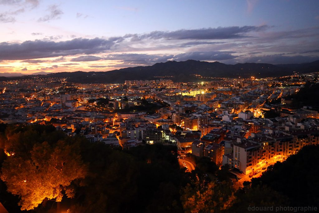 Vue sur Malaga illuminée au crépuscule depuis les remparts du Castillo de Gibralfaro Andalousie Espagne Sunset Spain Andalucia Espana city view cityscape