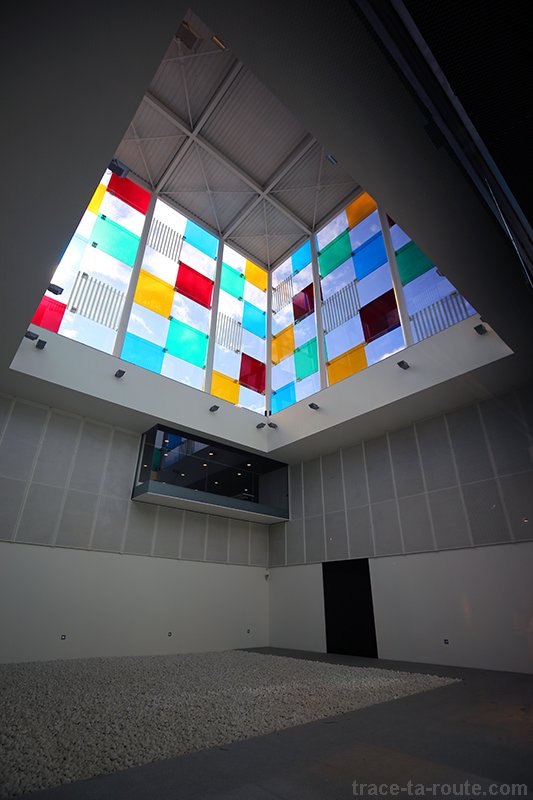 Intérieur Centre Pompidou Malaga, MuelleUno - "El Cubo" (2015) Daniel BUREN