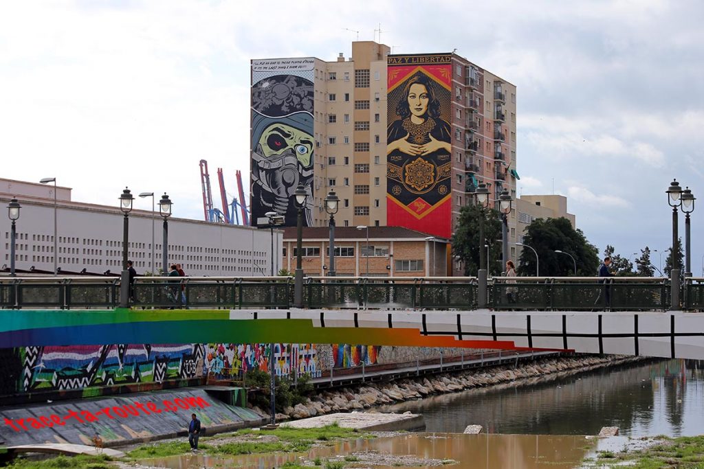 Street Art à Malaga - "Paz y Libertad" Shepard Fairey fresques murs façades immeuble