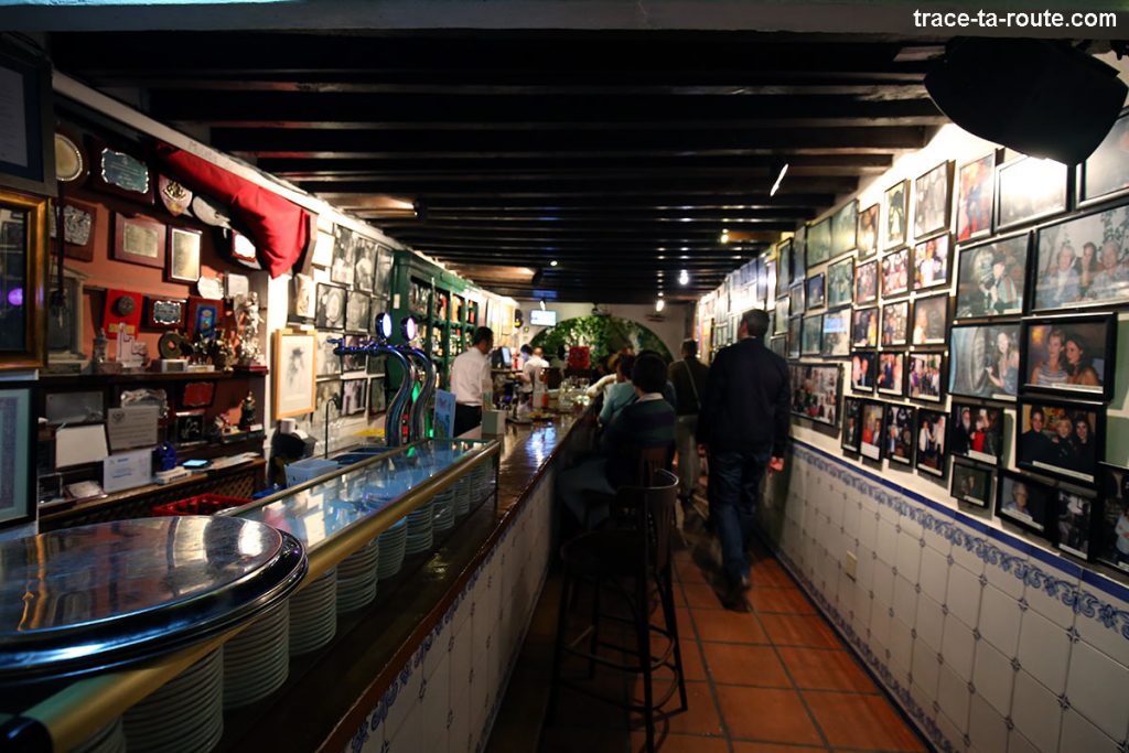 Intérieur du bar à tapas restaurant bodega El Pimpi, Malaga