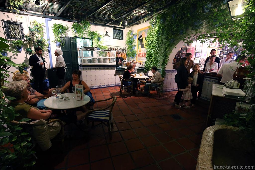 Intérieur du bar à tapas restaurant bodega El Pimpi, Malaga
