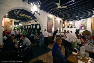 Intérieur salle du bar à tapas restaurant bodega El Pimpi, Malaga