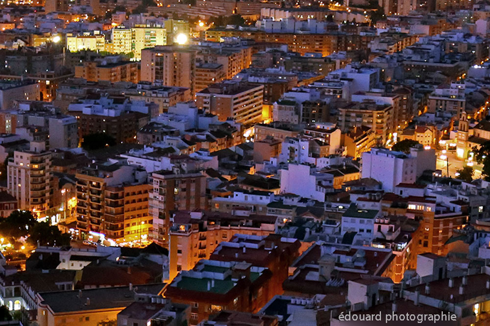 Malaga illuminée au crépuscule - édouard photographie © Trace Ta Route