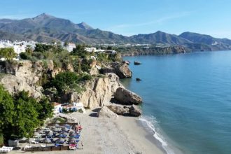 plage de nerja - blog voyage trace ta route