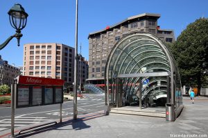Entrée bouche de métro Bilbao, Federico Moyúa Plaza - les "Fosteritos" de l'architecte Norman Foster