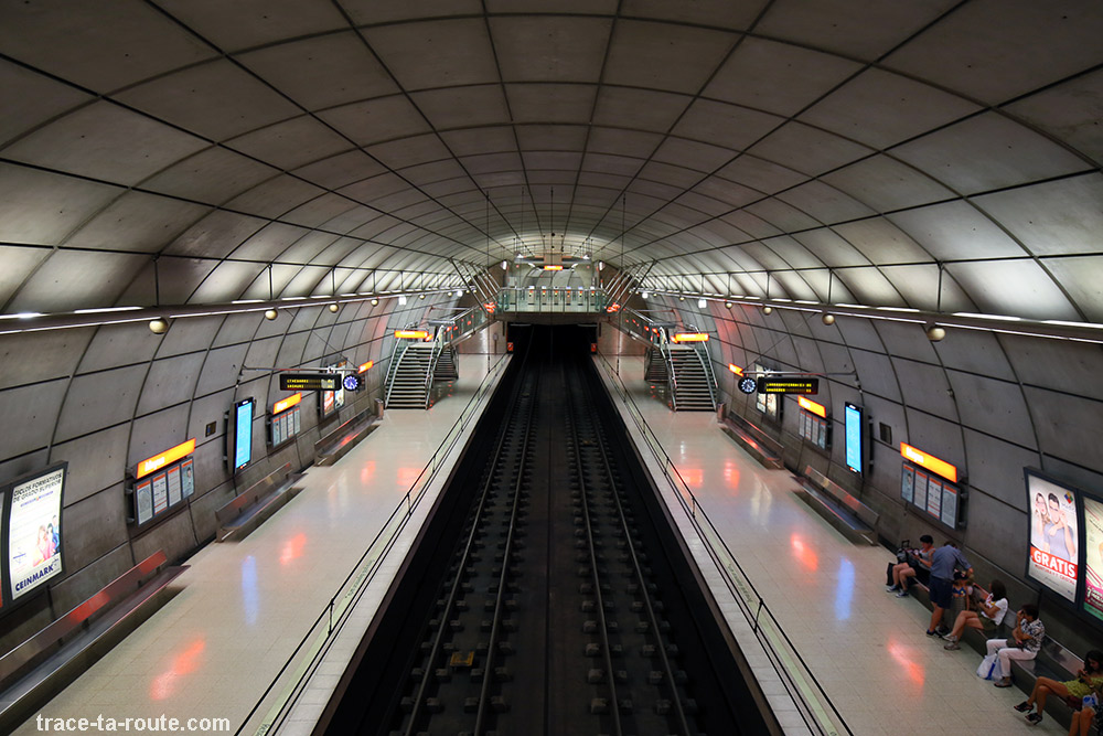 Intérieur métro Bilbao (rails, quais et mezzanine) - Architecture de Norman Foster