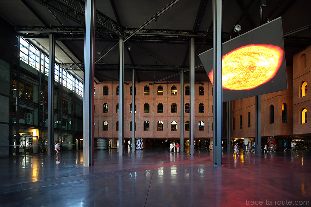 Intérieur architecture bâtiment Alhondiga (Philippe Starck) Bilbao