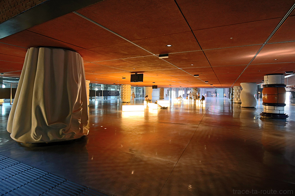 Colonnes intérieur architecture bâtiment Alhondiga (Philippe Starck) Bilbao