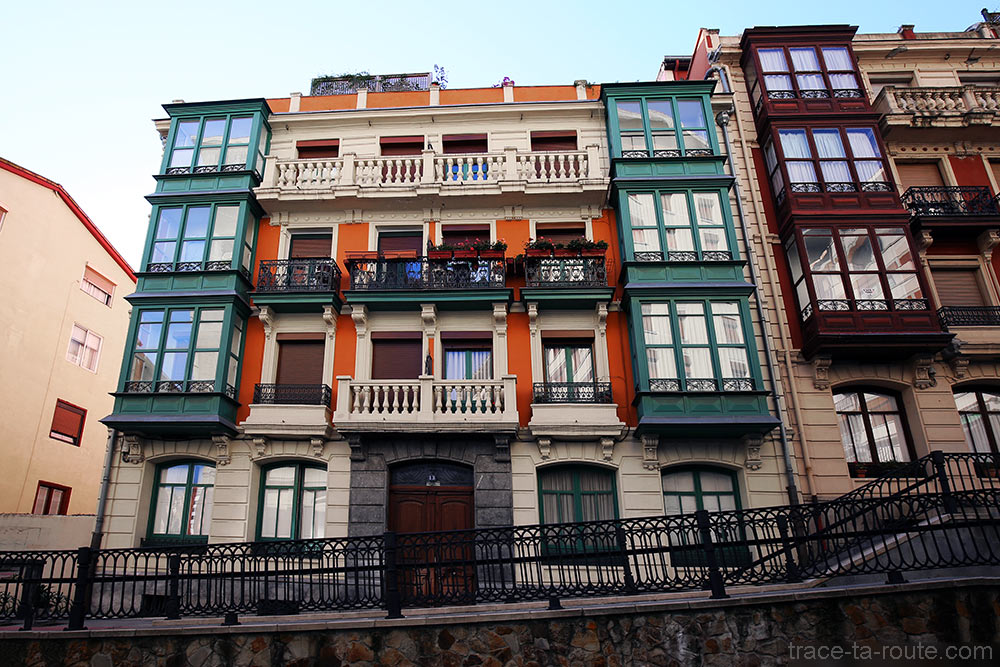 Façades colorées d'immeubles dans la descente d'escaliers Mallona Galtzada au-dessus de la Vieille Ville de Bilbao (Casco Viejo)