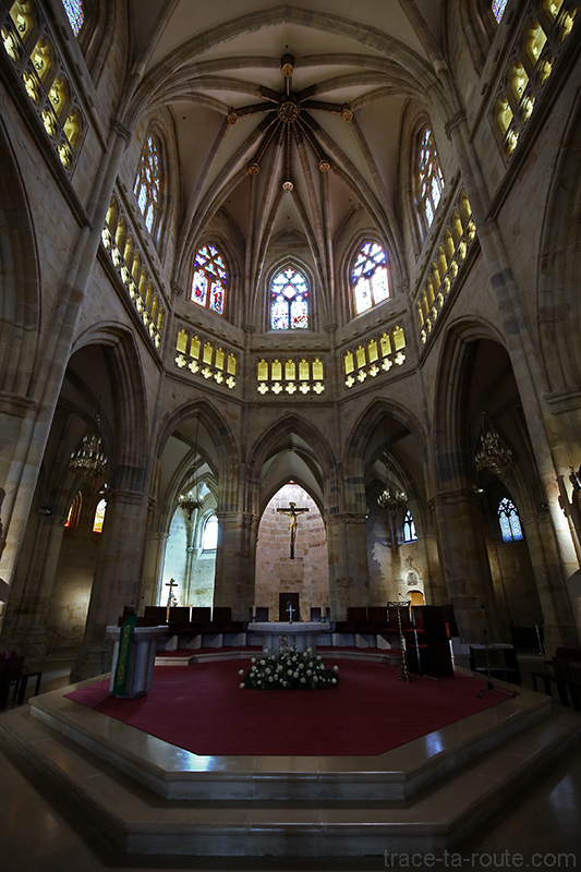 Choeur et Autel à l'intérieur de la Cathédrale de Santiago de Bilbao