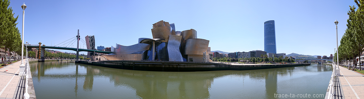 Le Musée Guggenheim Bilbao, les rives du fleuve du Nervion, le Pont de la Salve et la Tour Iberdrola