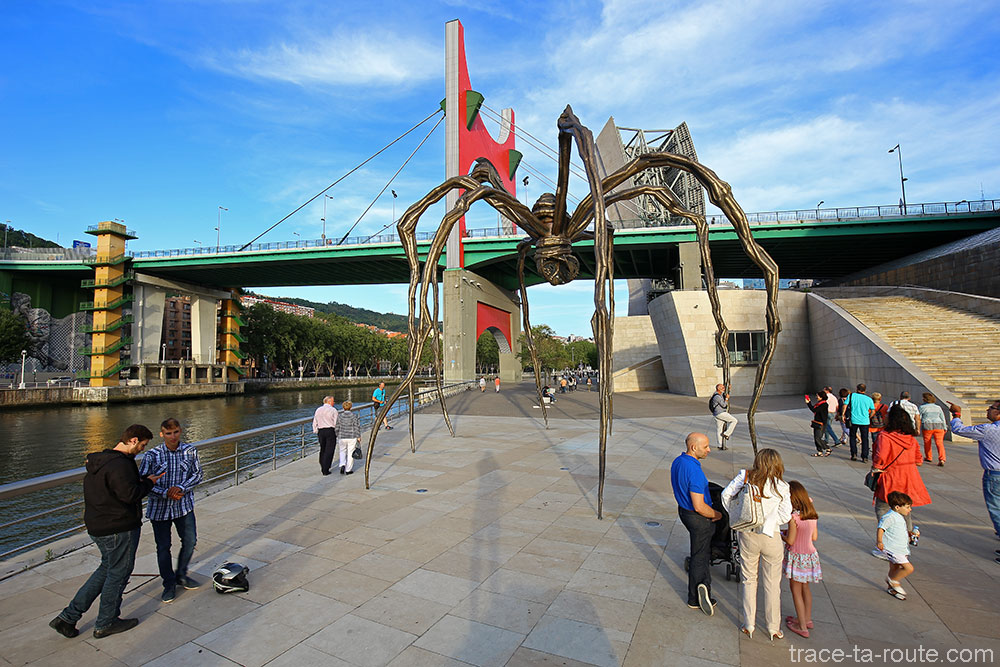 "Maman" (1999) de Louise BOURGEOIS sur la promenade du Musée Guggenheim Bilbao sur les rives du fleuve Nervion et le Pont de la Salve