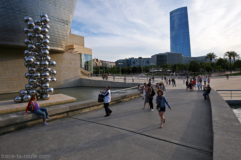 "Grand arbre et l’œil" (2009) d'Anis KAPOOR sur le promenade du Musée Guggenheim Bilbao sur les rives du fleuve Nervion et la Tour Iberdrola