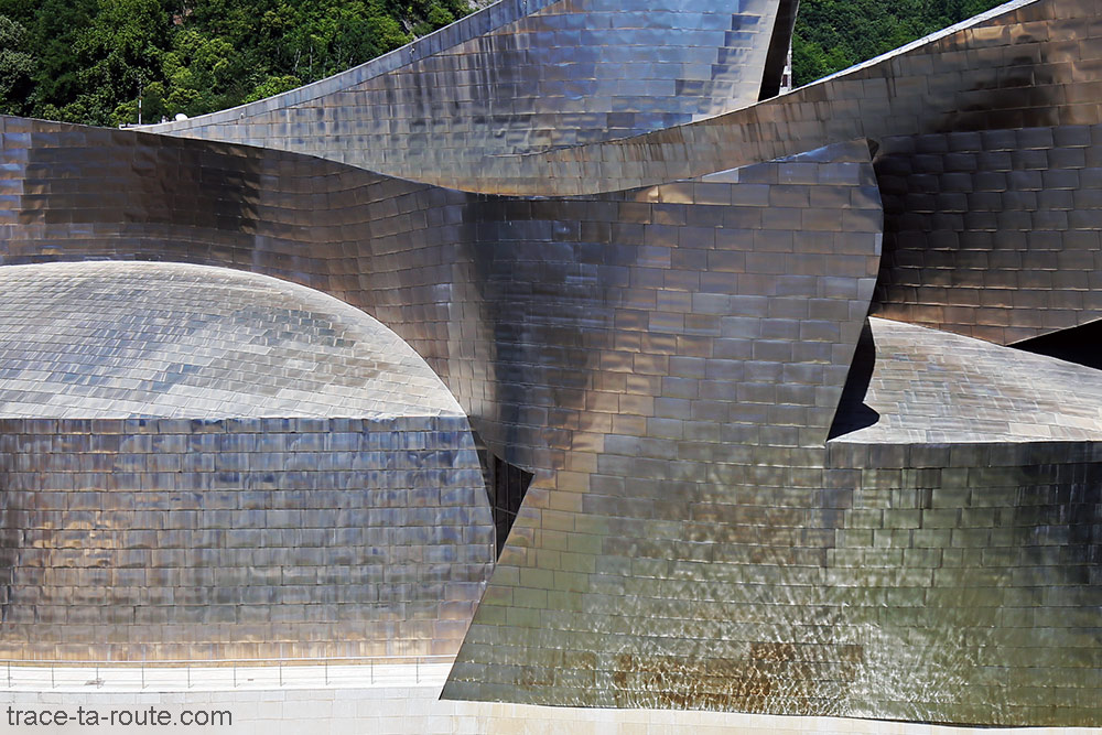 Reflets de lumière sur les plaques de titane du Musée Guggenheim Bilbao - extérieur architecture