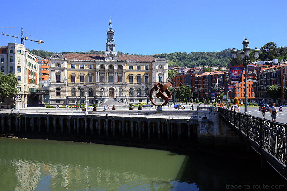 Hôtel de Ville Mairie de Bilbao et sculpture de Jorge Oteiza au bord du fleuve Nervion