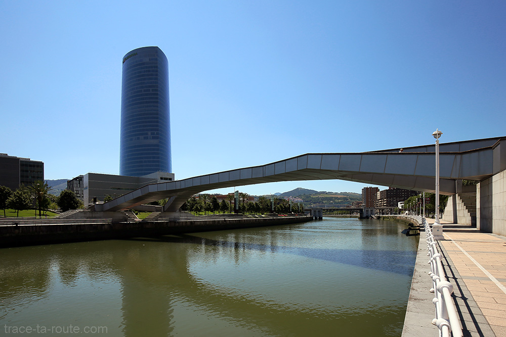 Tour Iberdrola de Bilbao et le pont Pedro Arrupe au-dessus du fleuve Nervion
