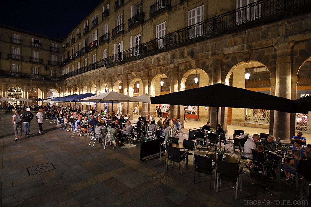 Terrasses des bars à pintxos de la Plaza Nueva de Bilbao