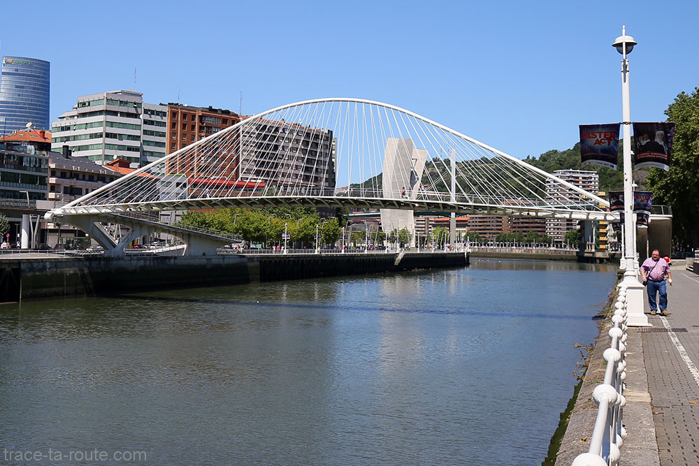 Pont Zubizuri (Santiago Calatrava) sur le fleuve Nervion de Bilbao