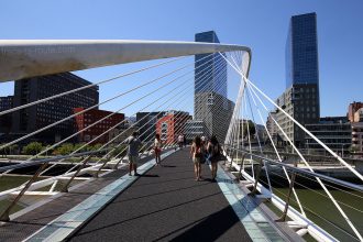 Les Tours Isozaki Atea et la passerelle Zubizuri (Santiago Calatrava) Bilbao