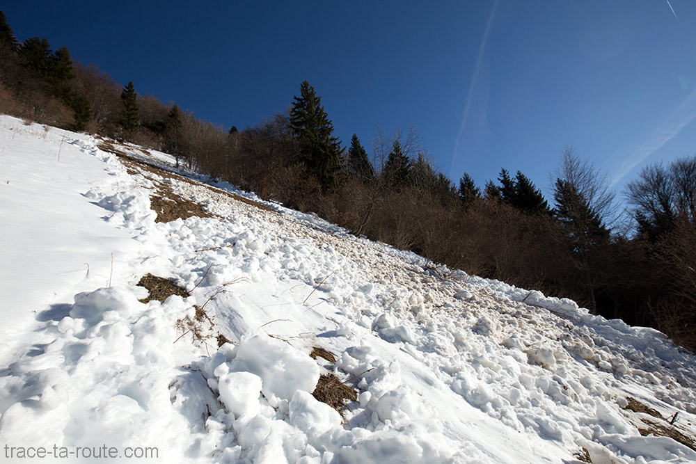 Coulée de neige sur le sentier de randonnée - pente sous la Pointe de la Galoppaz - raquettes Bauges